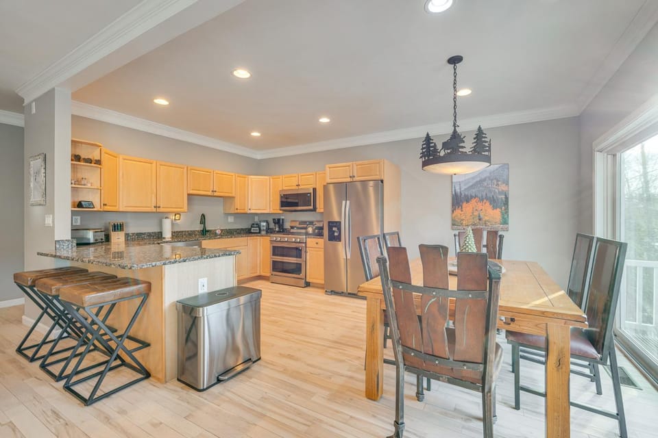 Upscale Retreat at Loon Mountain! Family Townhome House in Woodstock
