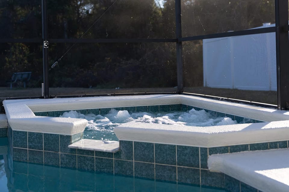 12 min to Disney Movie Theater Pool Hot Tub House in Loughman
