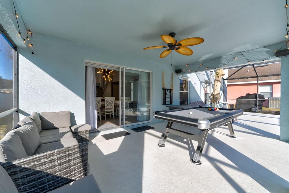 12 min to Disney Movie Theater Pool Hot Tub House in Loughman