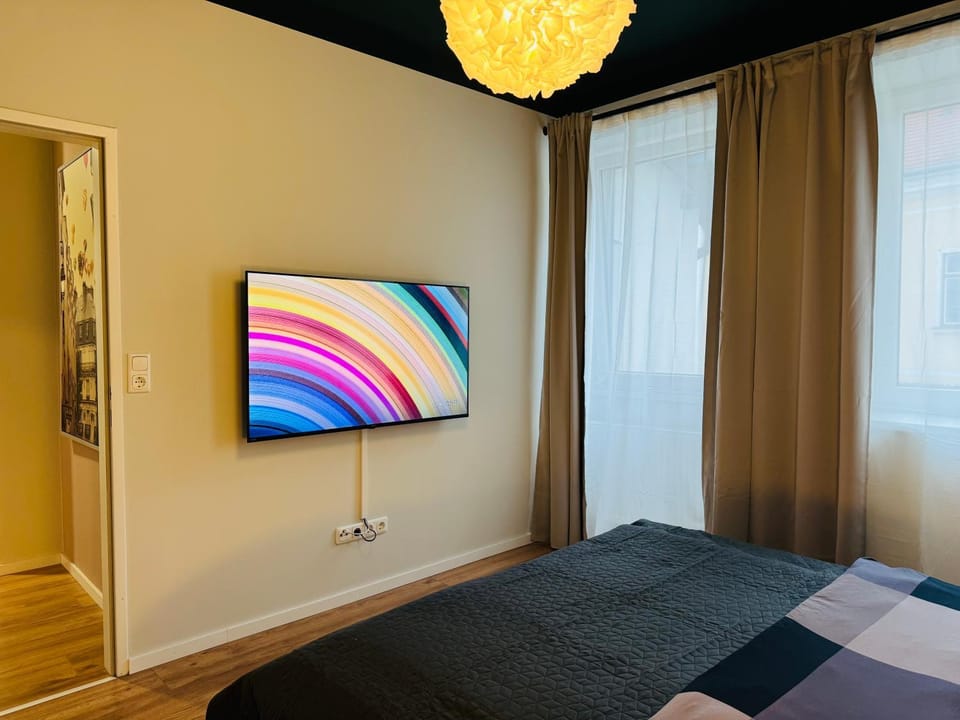 Bed, TV and multimedia, Photo of the whole room, Bedroom