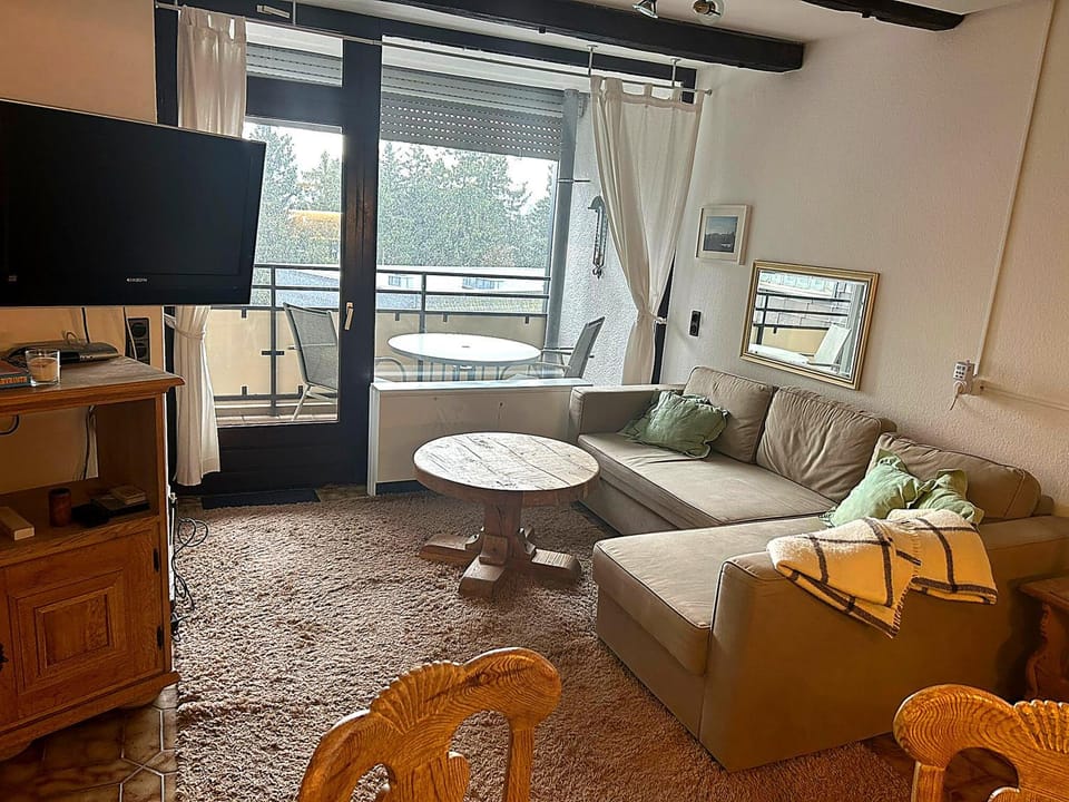 TV and multimedia, Balcony/Terrace, Living room, Seating area, Dining area