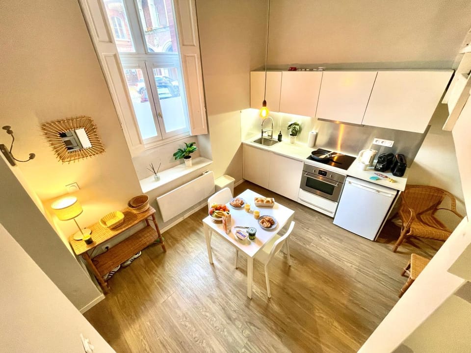 Dining area, oven, stove, toaster