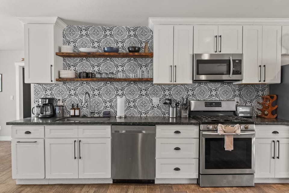 Coffee/tea facilities, Kitchen or kitchenette, dishwasher, microwave, stove