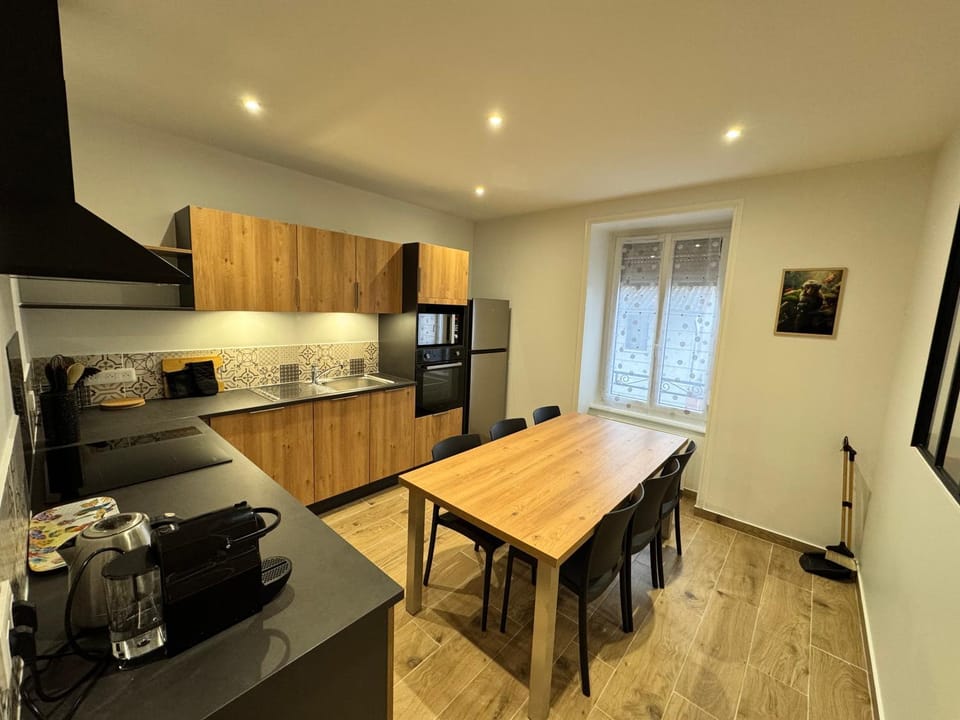 Coffee/tea facilities, Dining area, microwave, oven, stove, kitchen