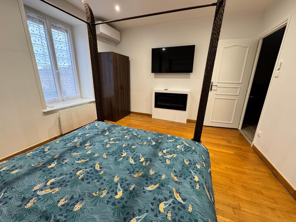 Bed, TV and multimedia, fireplace, wardrobe, air conditioner