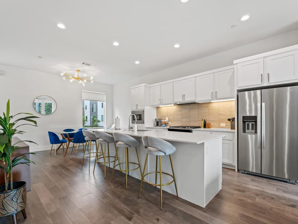 Modern Dallas Townhome with Private Rooftop, City View, Private Parking & Grill House in Dallas