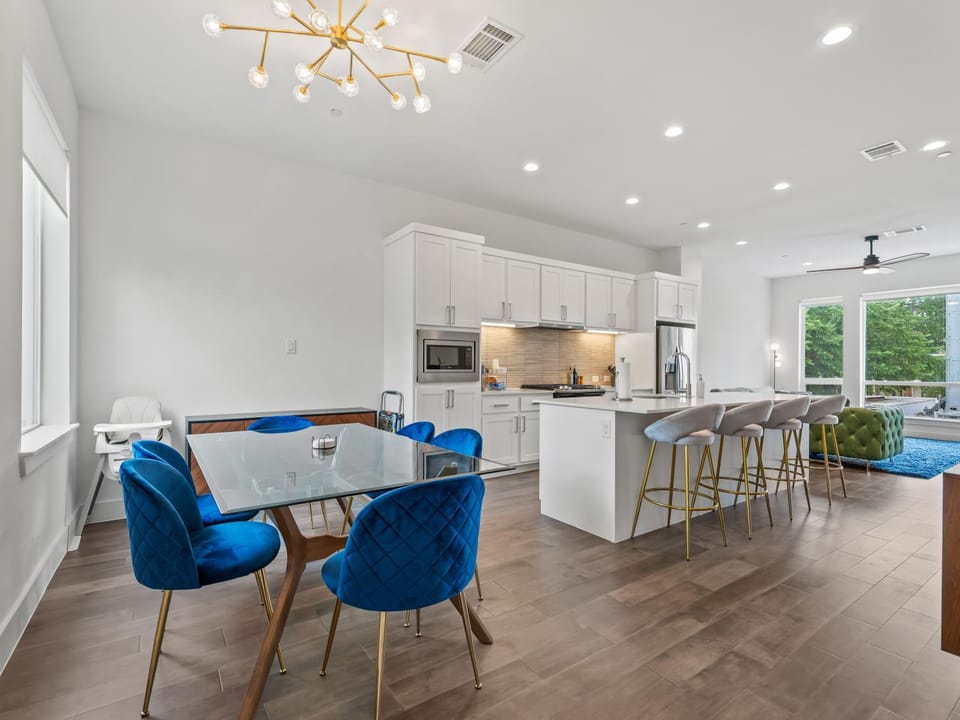 Modern Dallas Townhome with Private Rooftop, City View, Private Parking & Grill House in Dallas