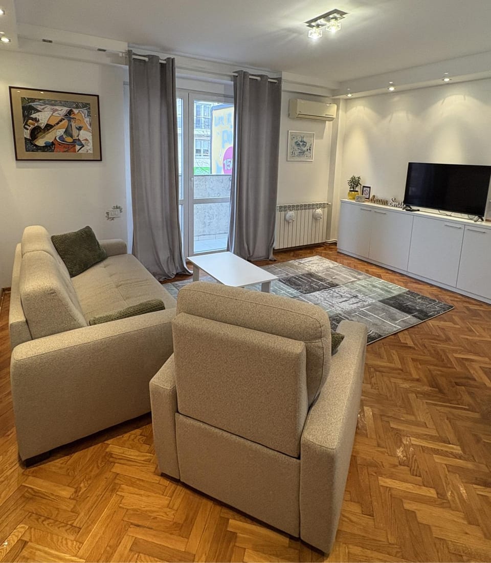 TV and multimedia, Living room, Seating area, air conditioner