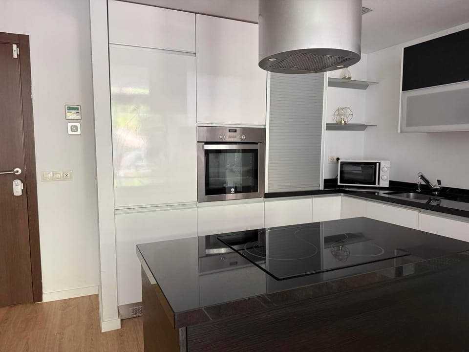 Kitchen or kitchenette, dishwasher, minibar, oven, stove