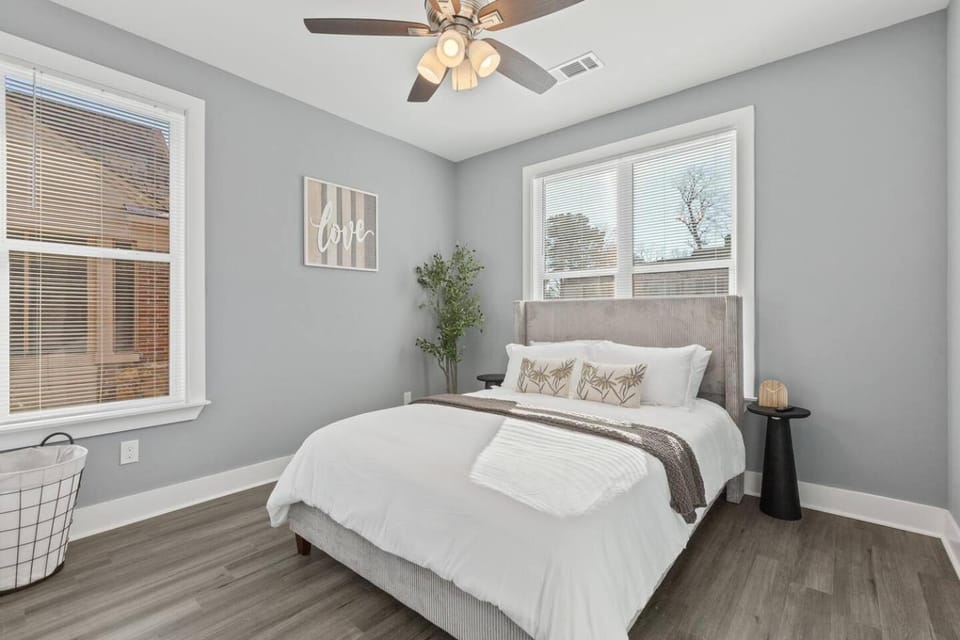 Gated Parking + Fire Pit | Near Zoo + Rhodes House in Memphis