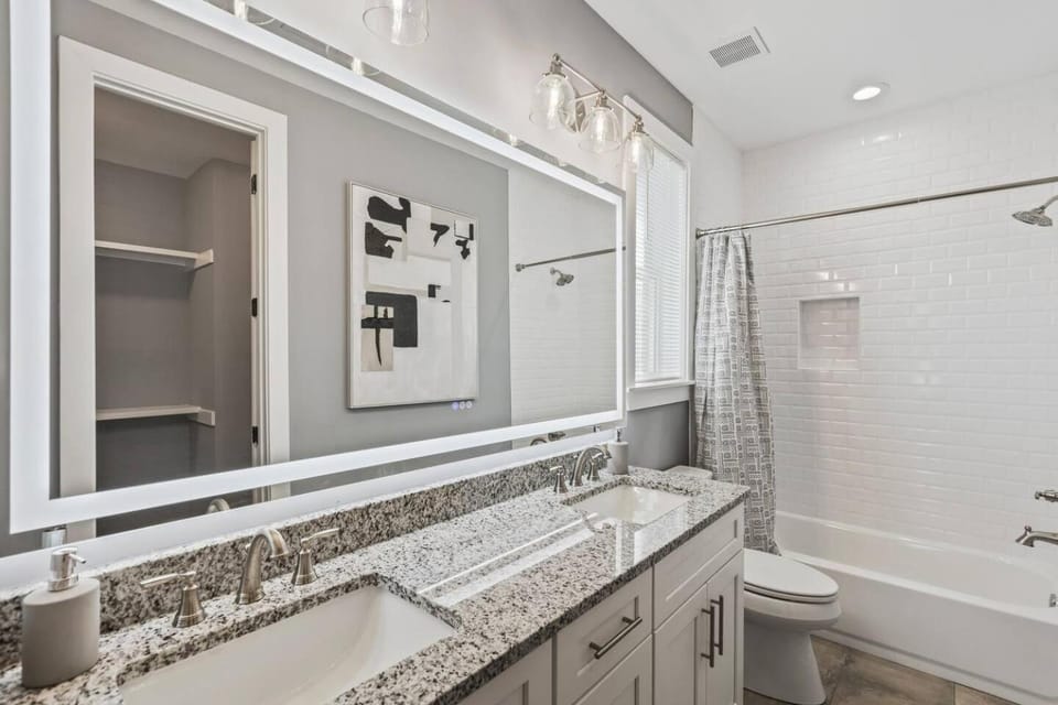 Gated Parking + Fire Pit | Near Zoo + Rhodes House in Memphis