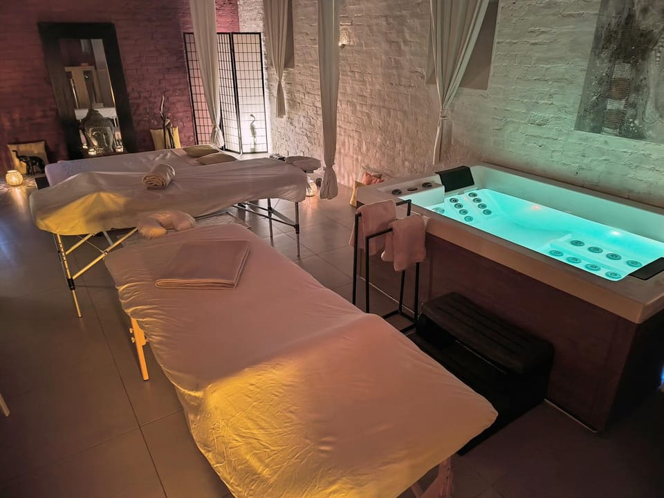 Bed, Hot Tub, Massage, Spa and wellness centre/facilities, Photo of the whole room, Bedroom