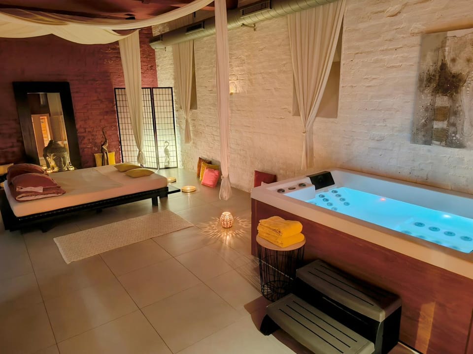 Bed, Hot Tub, Spa and wellness centre/facilities, Bedroom, towels