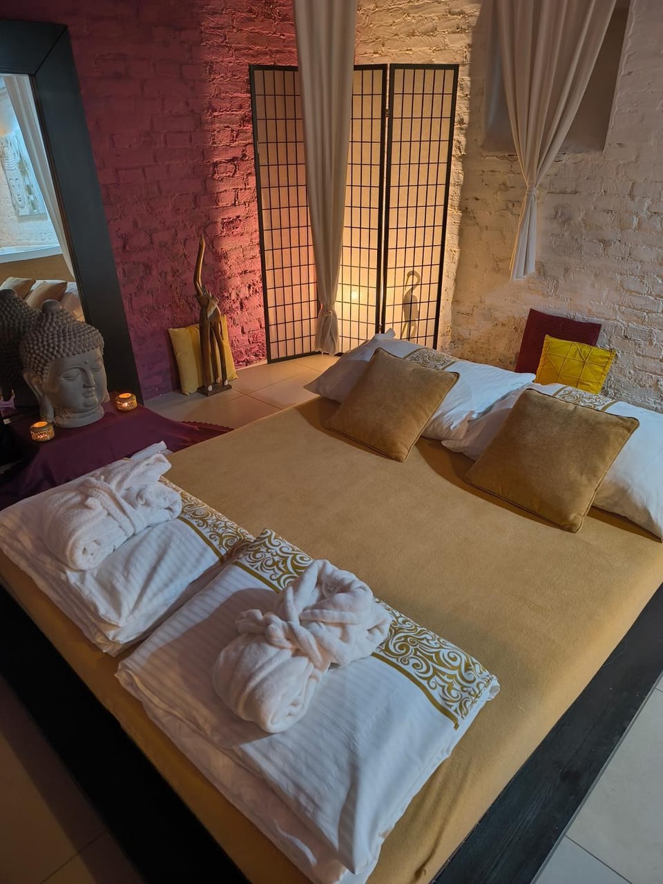 Bed, Hot Tub, Spa and wellness centre/facilities, Bedroom, Breakfast, Alcoholic drinks, towels