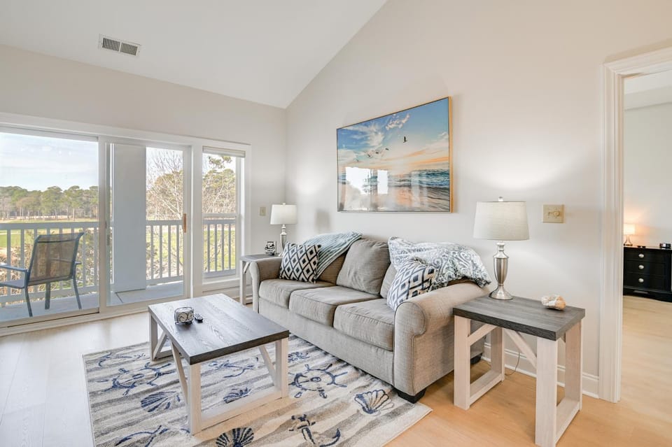 Golfers Paradise with Pool! 6 Mi to Myrtle Beach Apartment in Carolina Forest