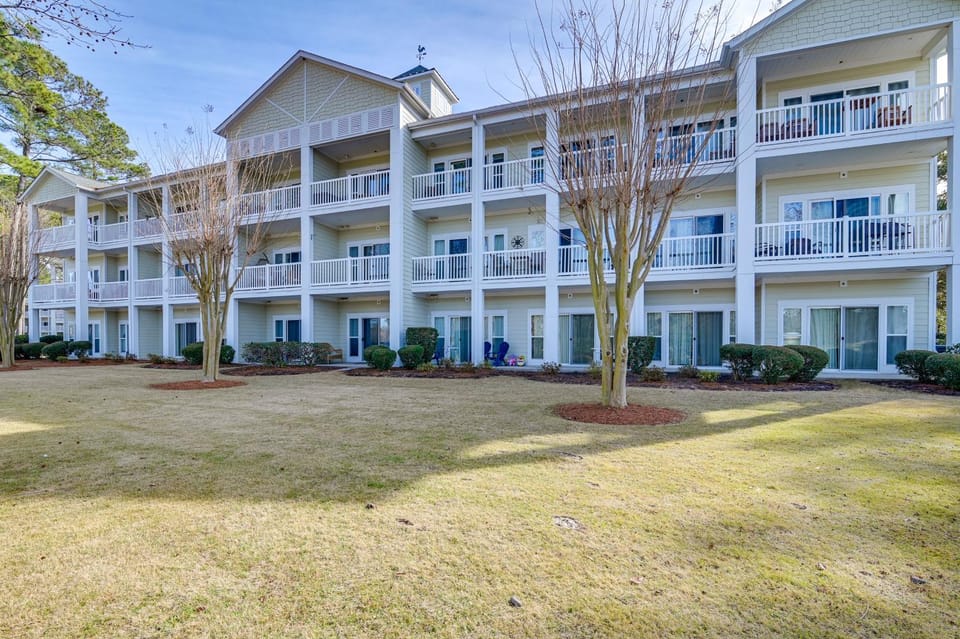 Golfers Paradise with Pool! 6 Mi to Myrtle Beach Apartment in Carolina Forest