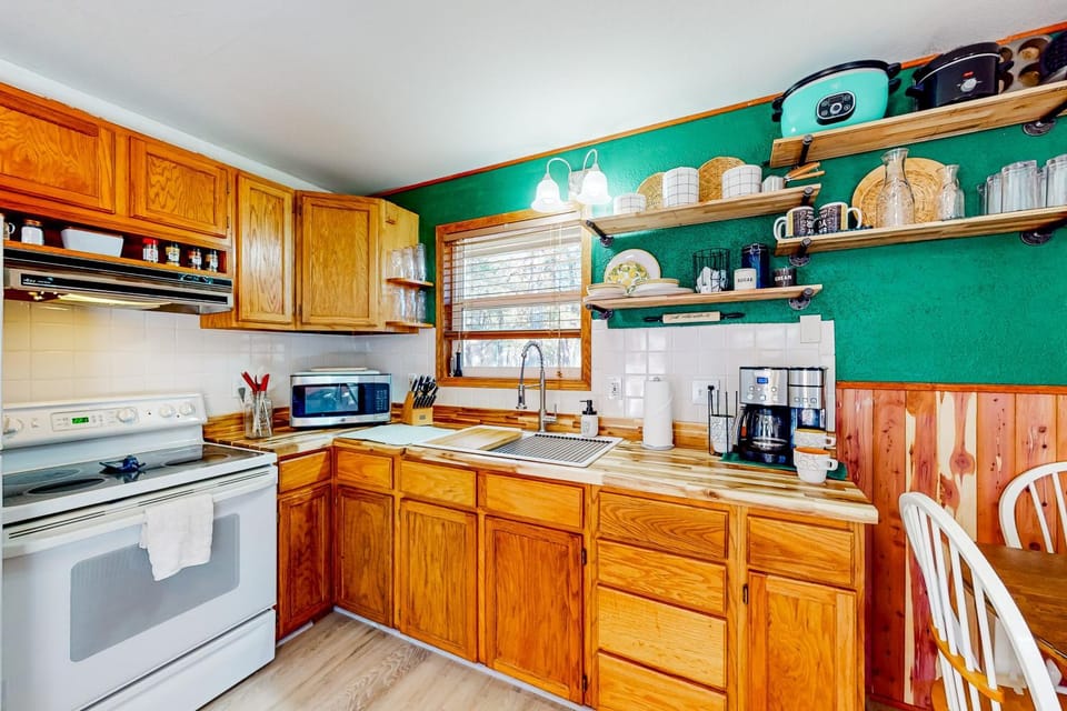 Relax at 'The Cove' Waterfront Getaway House in Roaring River Township