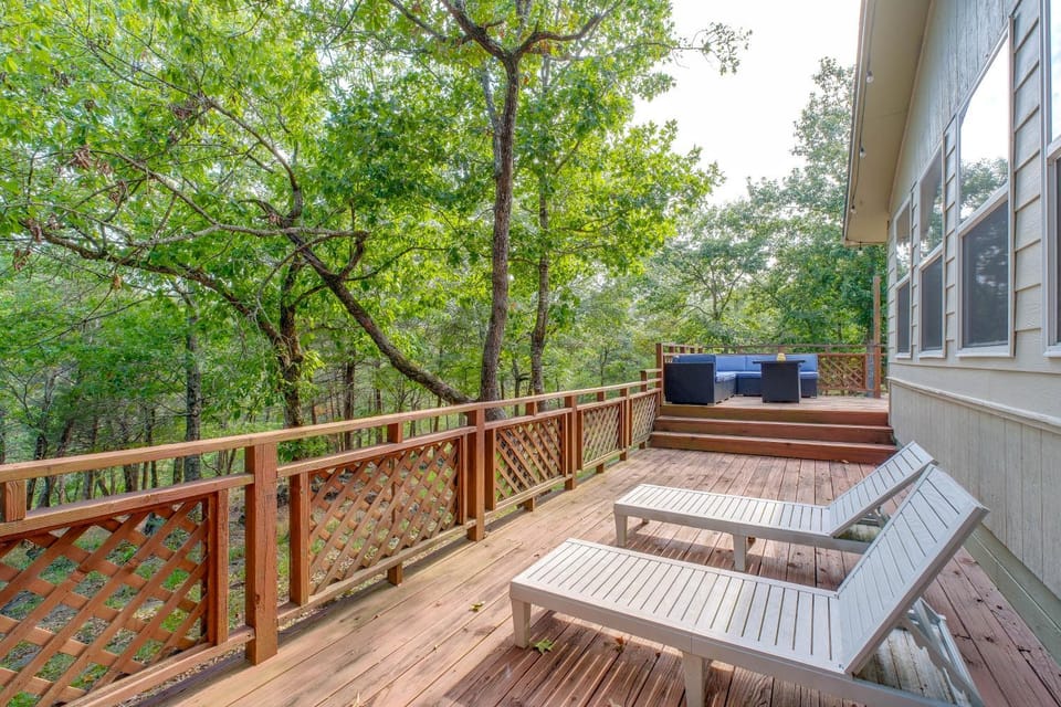 Relax at 'The Cove' Waterfront Getaway House in Roaring River Township