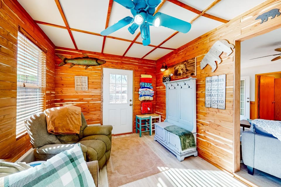 Relax at 'The Cove' Waterfront Getaway House in Roaring River Township