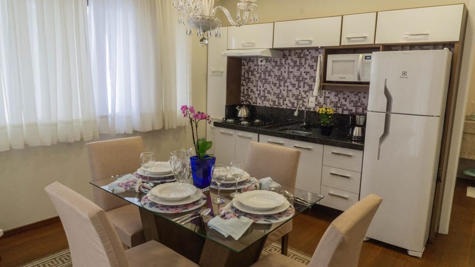 Coffee/tea facilities, Kitchen or kitchenette, Dining area, stove, toaster