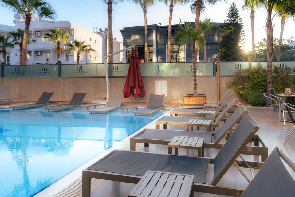Pool view, Swimming pool, sunbed