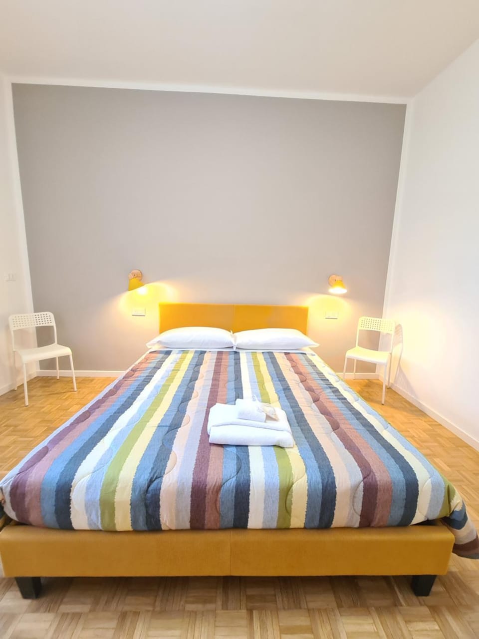 Bed, Bedroom, towels