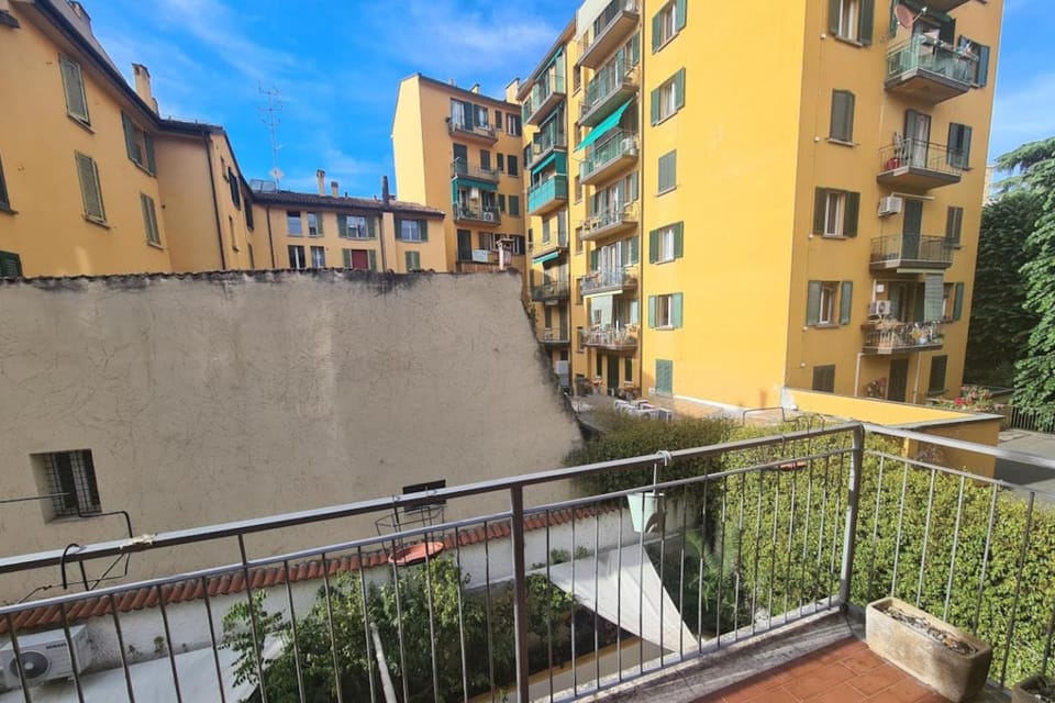 Property building, Balcony/Terrace, Balcony/Terrace, Decorative detail, Inner courtyard view