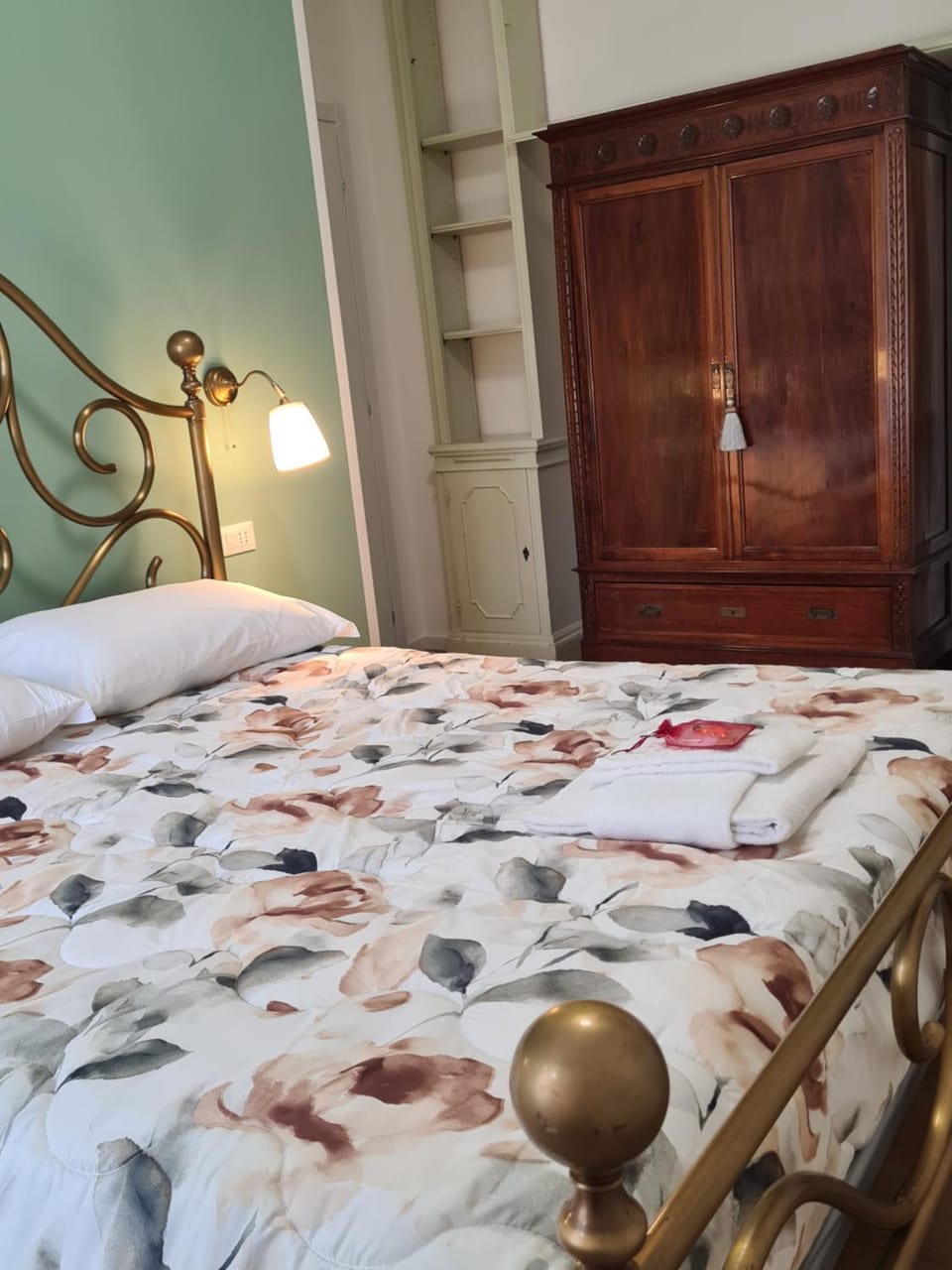 Decorative detail, Bedroom, furniture, internet, towels, towels