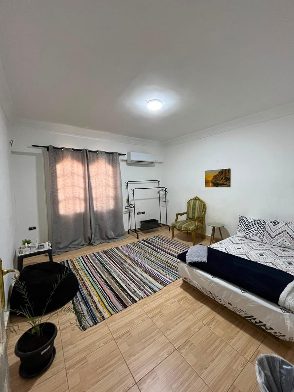 Bed, Living room, Photo of the whole room, Bedroom, air conditioner