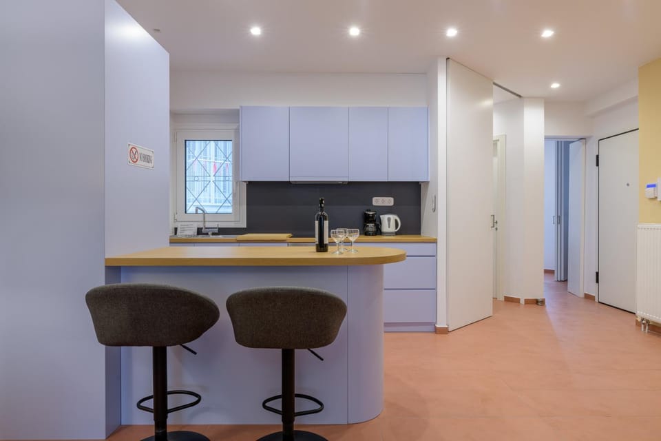 Photo of the whole room, kitchen