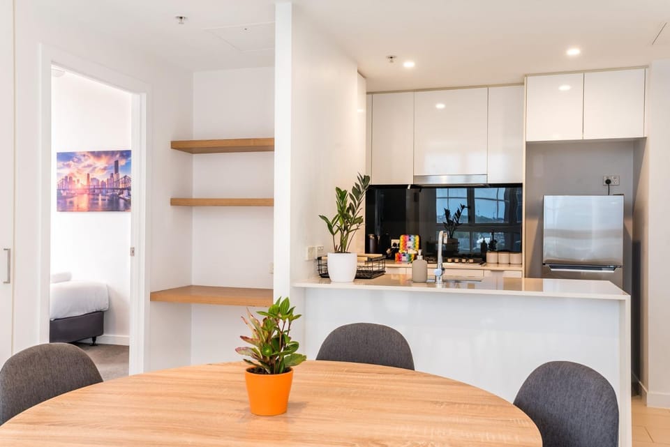 Coffee/tea facilities, Kitchen or kitchenette, Dining area, oven, stove