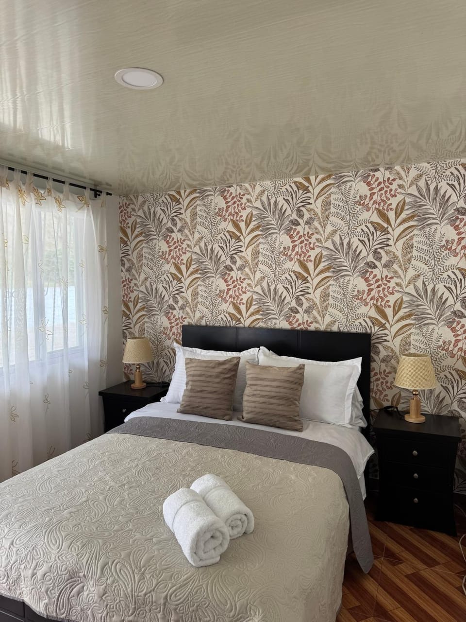 Bed, Photo of the whole room, towels