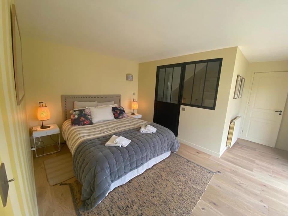 Bed, Photo of the whole room, Bedroom, towels, wardrobe