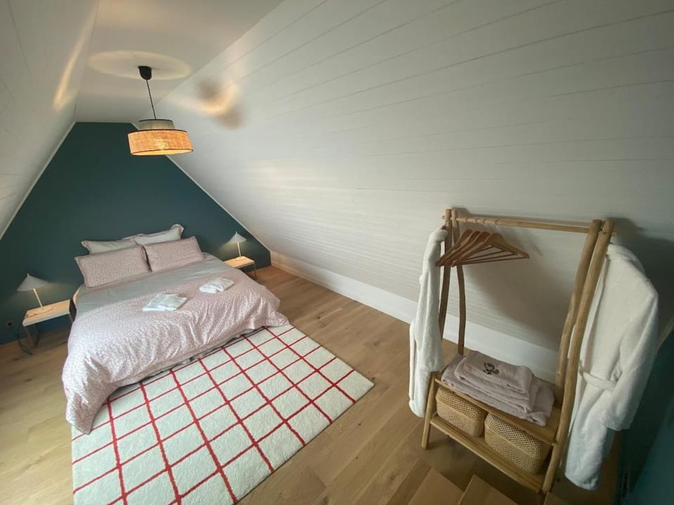 Bed, Photo of the whole room, Bedroom, storage, towels