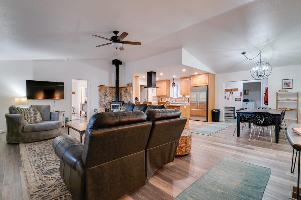 1 Mi to Lake Almanor! Northern Sierra Family Cabin Cabin in Lake Almanor