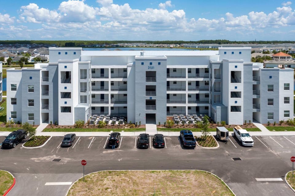 Lake view Near Disney Resort w Lazy River 108 House in Kissimmee