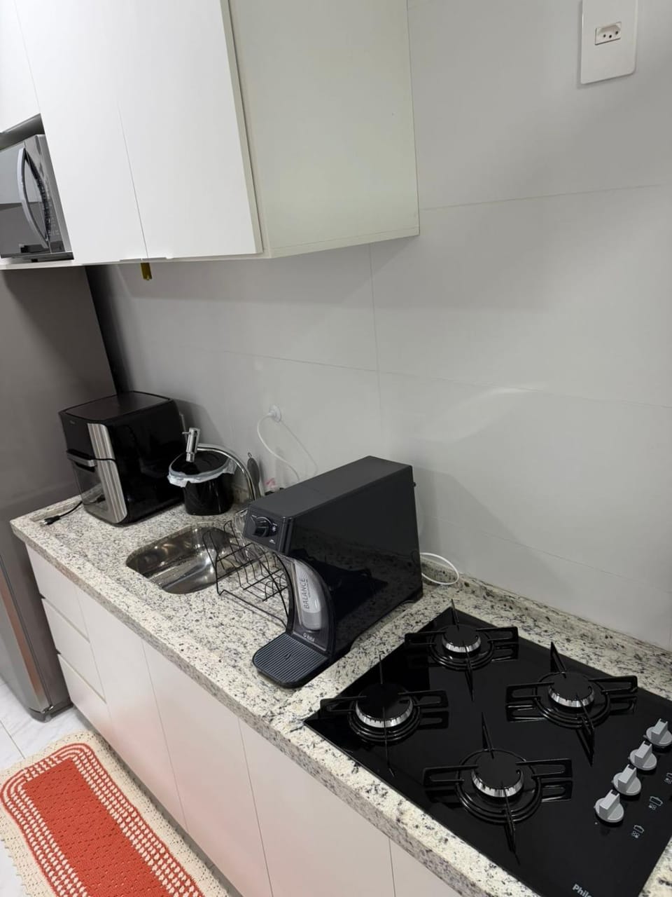 Coffee/tea facilities, Kitchen or kitchenette, stove