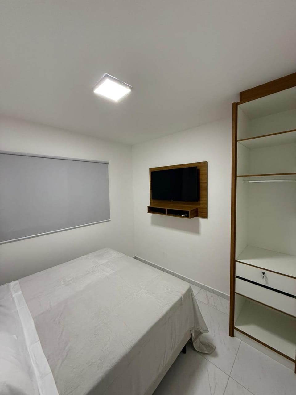 Bed, TV and multimedia, Bedroom