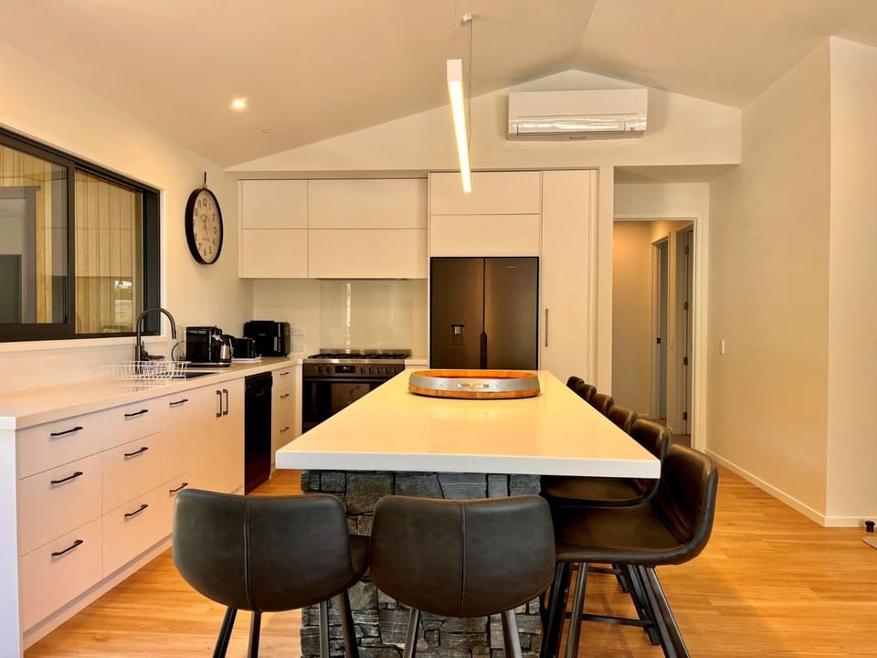 Kitchen or kitchenette, Dining area, dishwasher, oven, stove