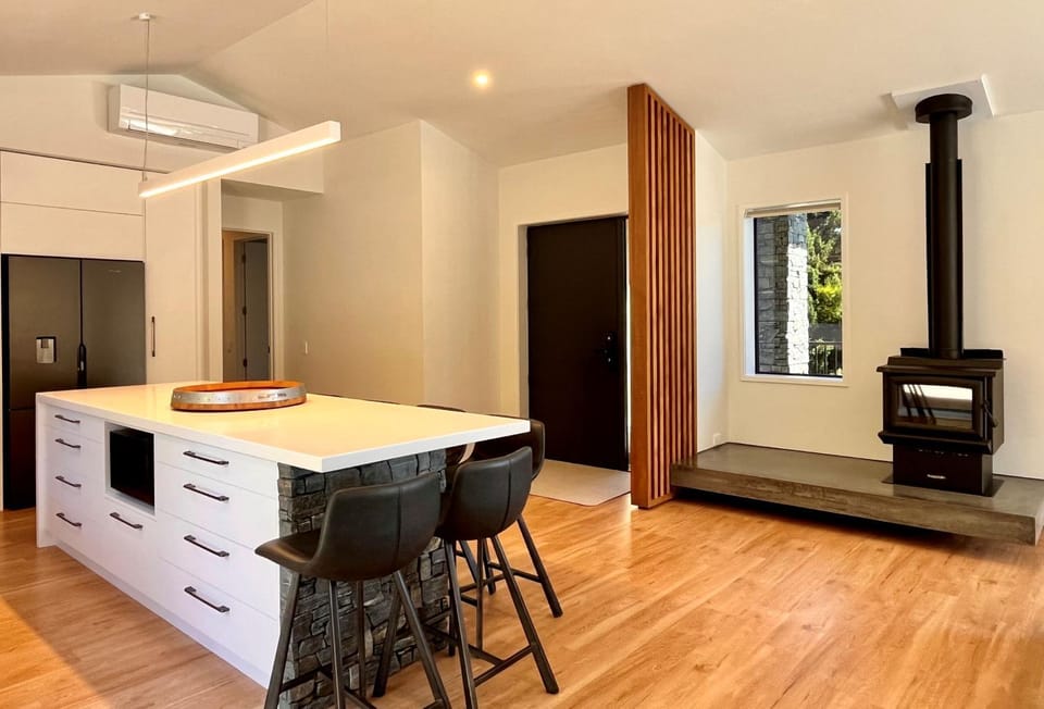 Kitchen or kitchenette, Dining area, fireplace, heating