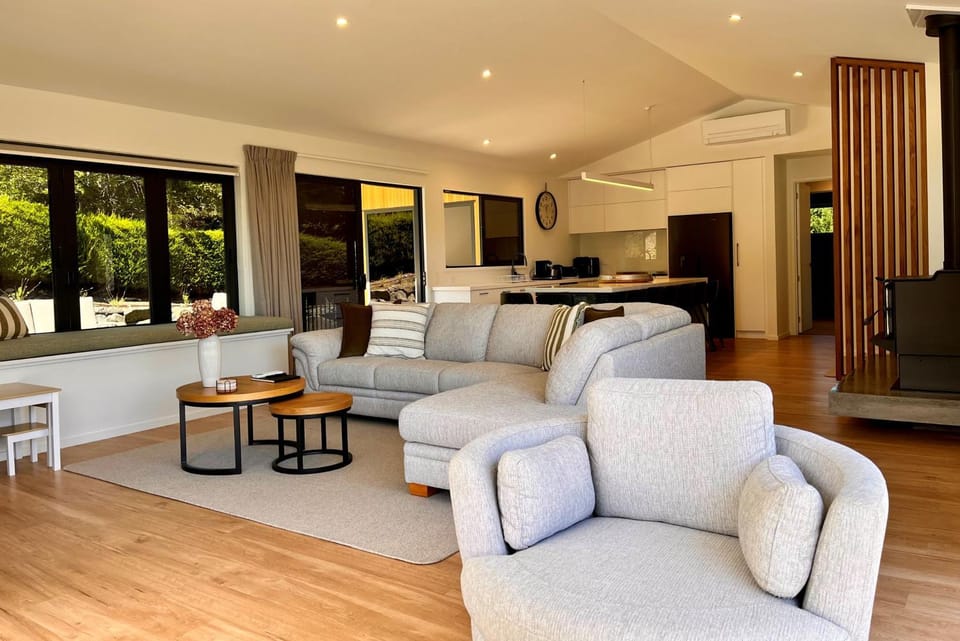 Living room, Seating area, Dining area, fireplace