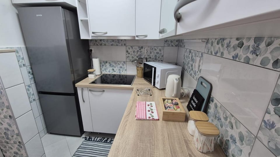 Coffee/tea facilities, Kitchen or kitchenette, dishwasher, microwave, stove