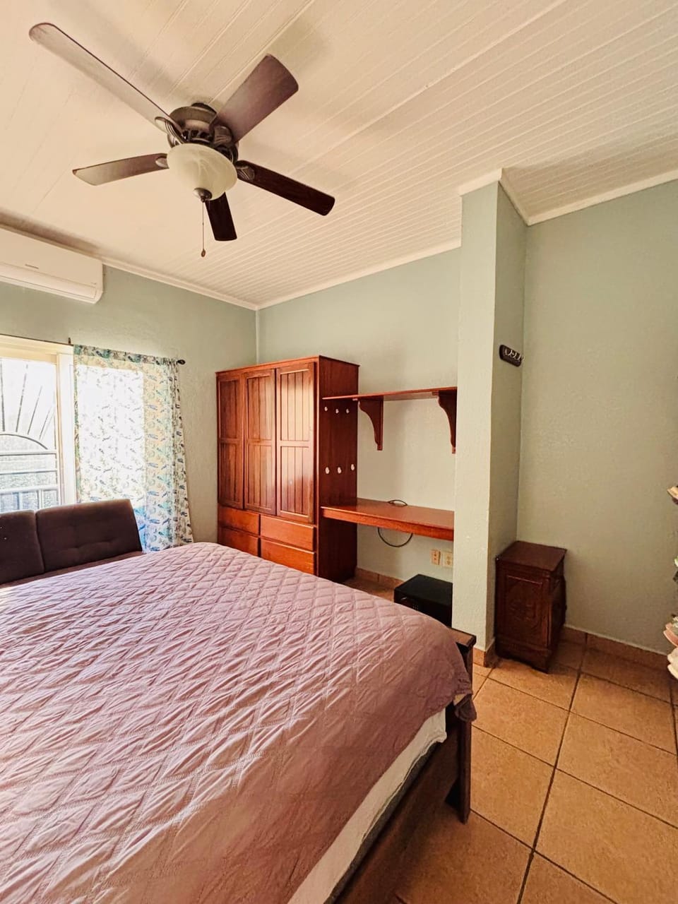 Island Breeze Villa, West End Apartment in West End