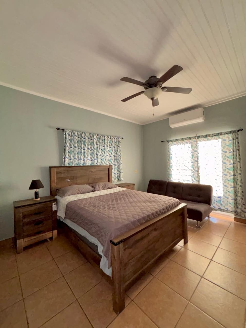 Island Breeze Villa, West End Apartment in West End