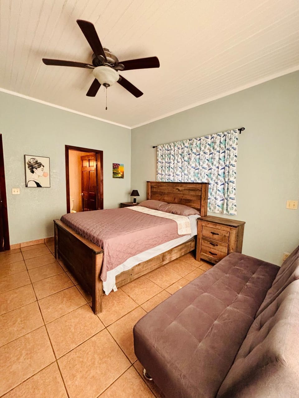 Island Breeze Villa, West End Apartment in West End