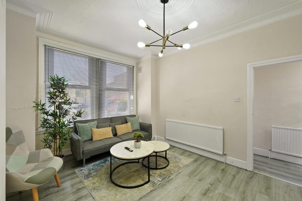 Spacious 2-Bedroom Home in London, Near Transport Apartment in London