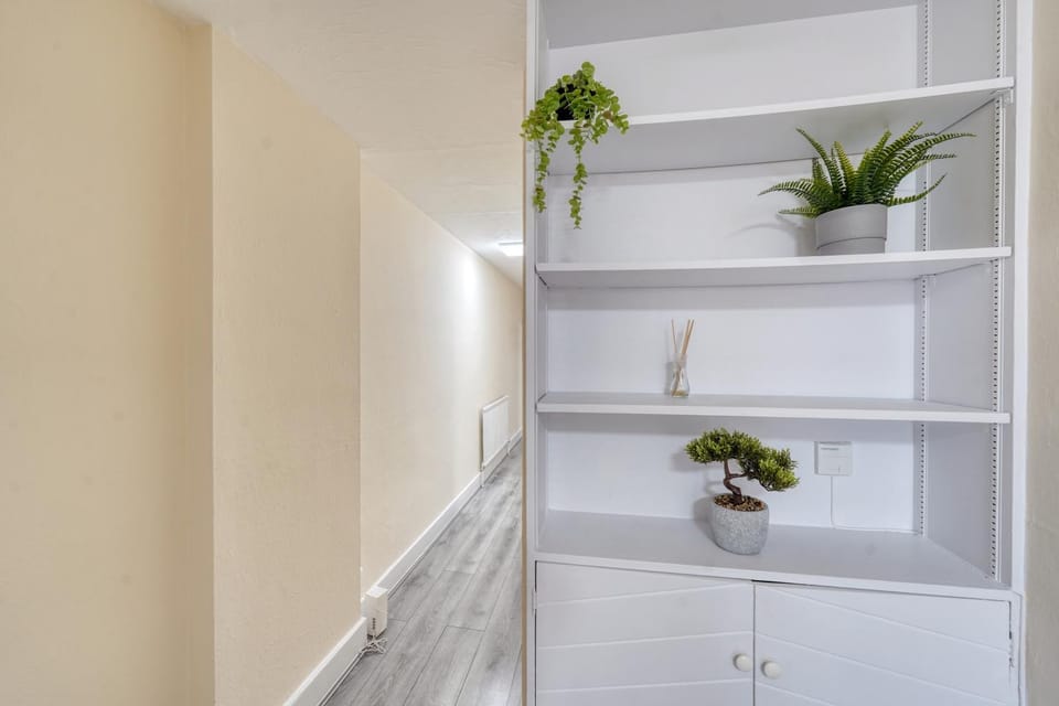Spacious 2-Bedroom Home in London, Near Transport Apartment in London