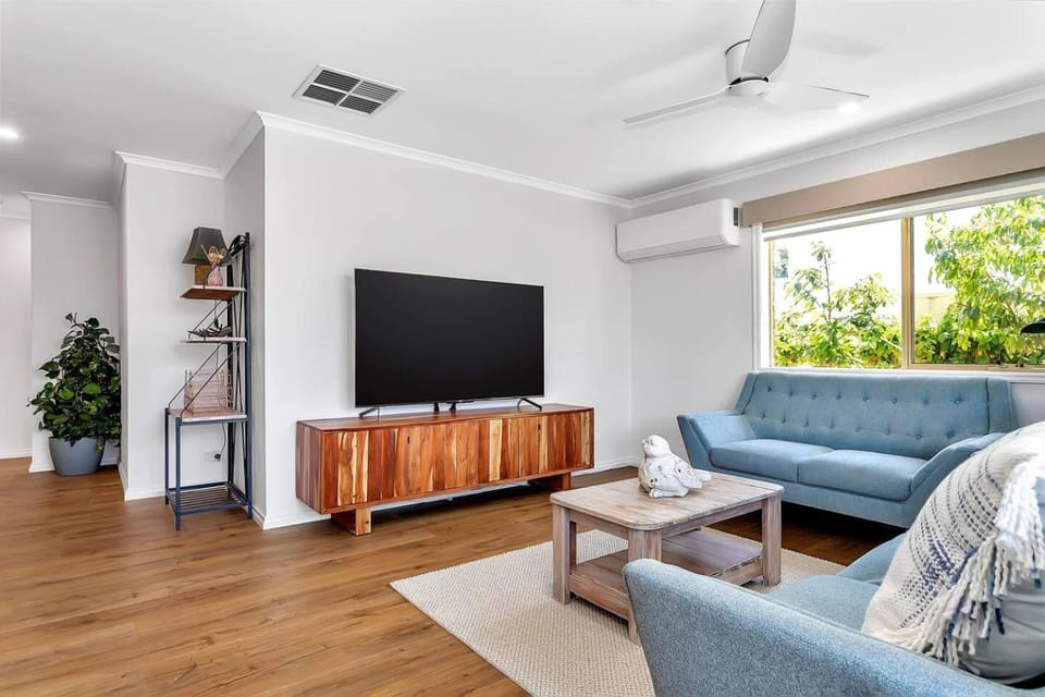 TV and multimedia, Living room, Seating area, Evening entertainment, air conditioner