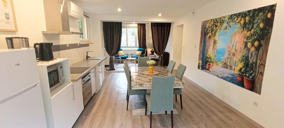 Apt 14 au 3ème étage, un superbe T2 bis d'environ 60m2, climatisé et entièrement équipé avec une terrasse privée, dans un immeuble authentique du 18 ème siècle Apartment in Alt Empordà