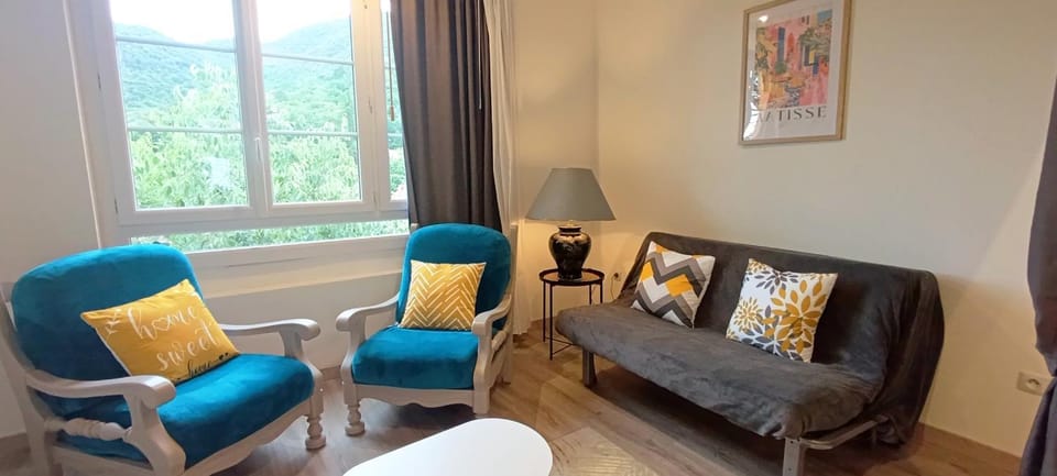 Apt 14 au 3ème étage, un superbe T2 bis d'environ 60m2, climatisé et entièrement équipé avec une terrasse privée, dans un immeuble authentique du 18 ème siècle Apartment in Alt Empordà